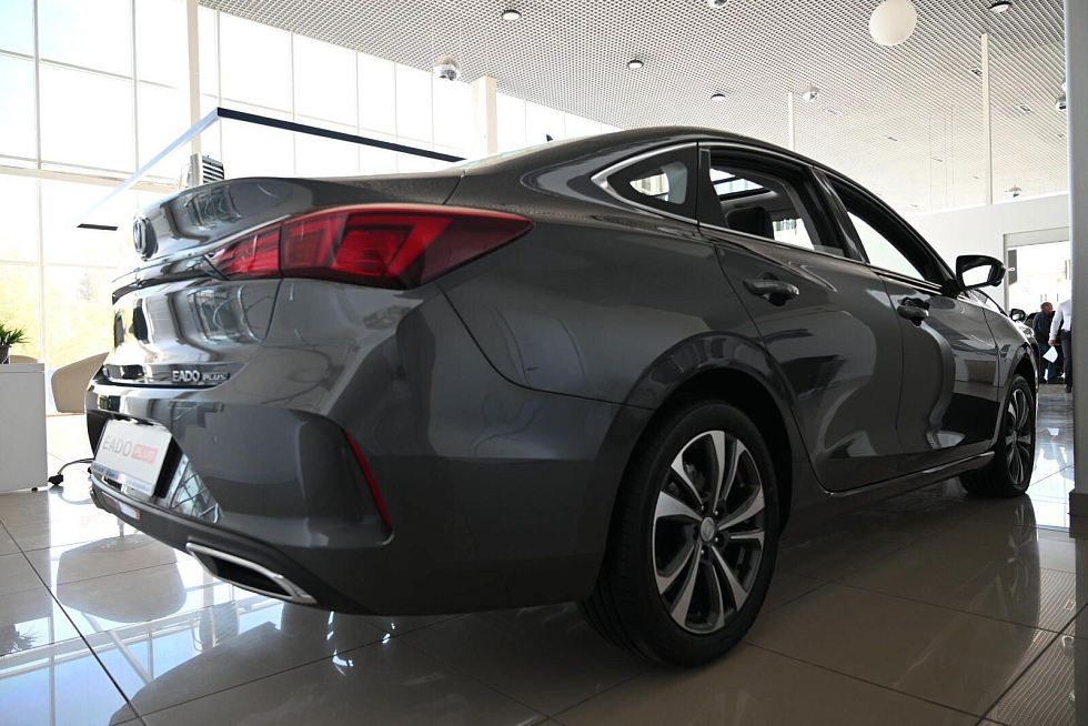 Changan Eado Plus Tech, серебряный