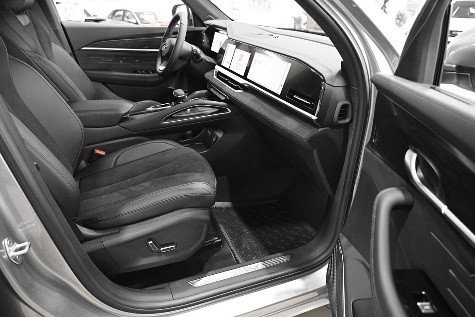 Geely Monjaro Flagship (2023-2025), серебряный