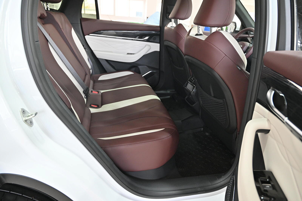 Geely Monjaro , белый