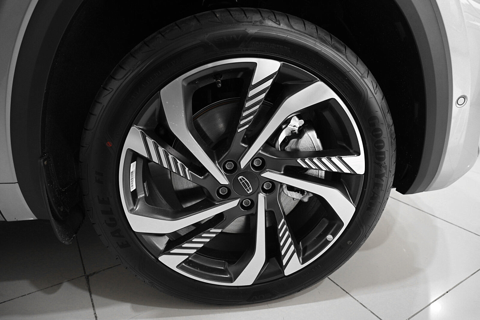 Geely Monjaro Flagship SE, серебряный