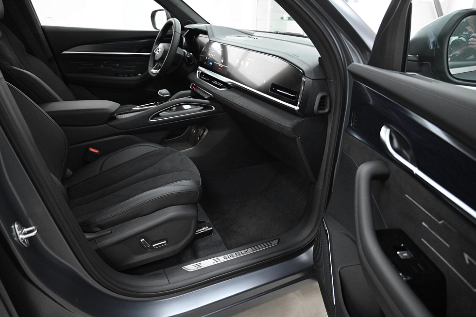 Geely Monjaro Флагман, серый