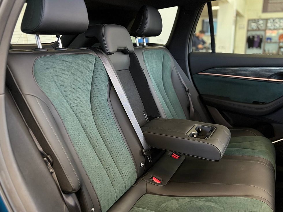 Geely Monjaro Люкс, зеленый