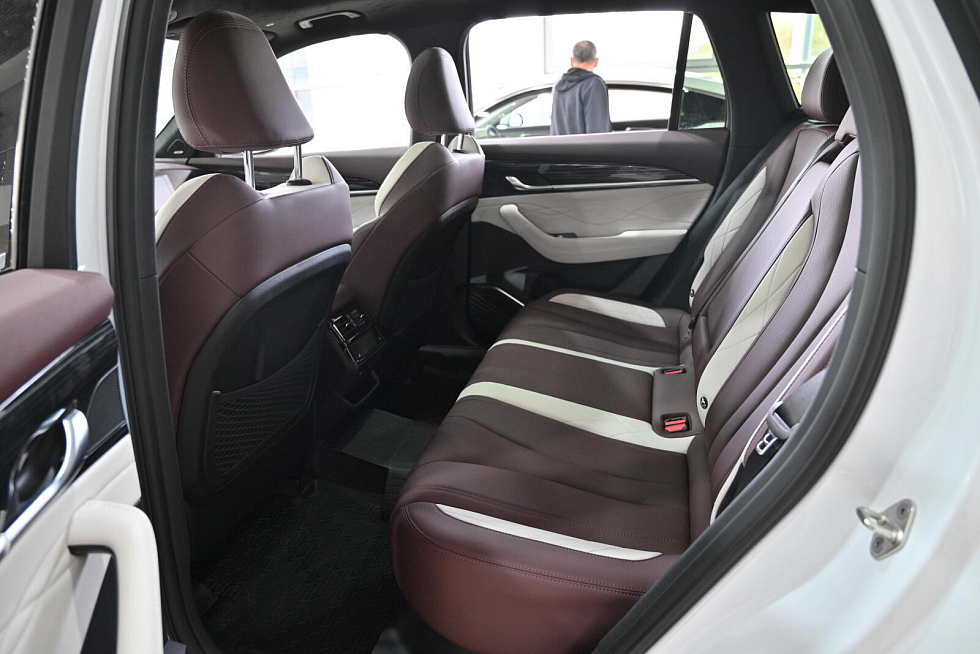 Geely Monjaro Flagship (2023-2025), белый