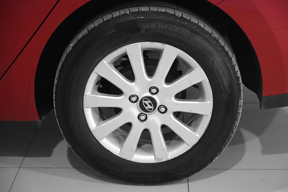 Hyundai Solaris Elegance, красный