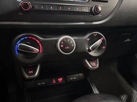 Kia Rio Luxe RED Line, 2018 года, пробег 130829 км