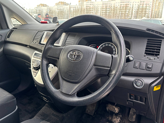 Toyota ISis, 2013 года, пробег 117800 км