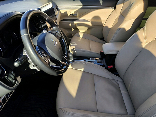 Mitsubishi Outlander Ultimate (Beige), 2019 года, пробег 250000 км