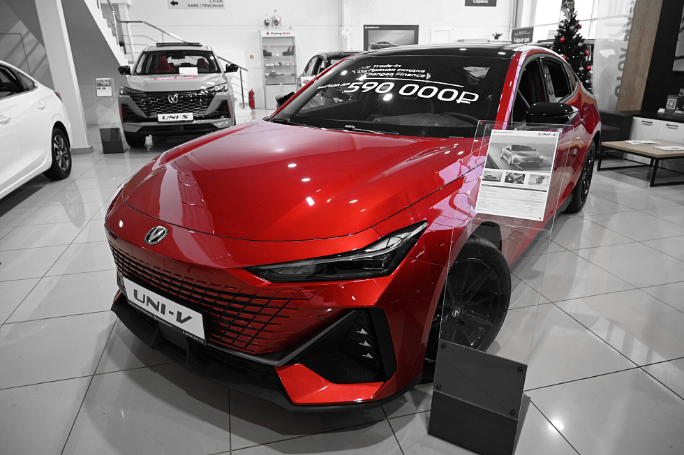 Changan UNI-V Стандарт, красный