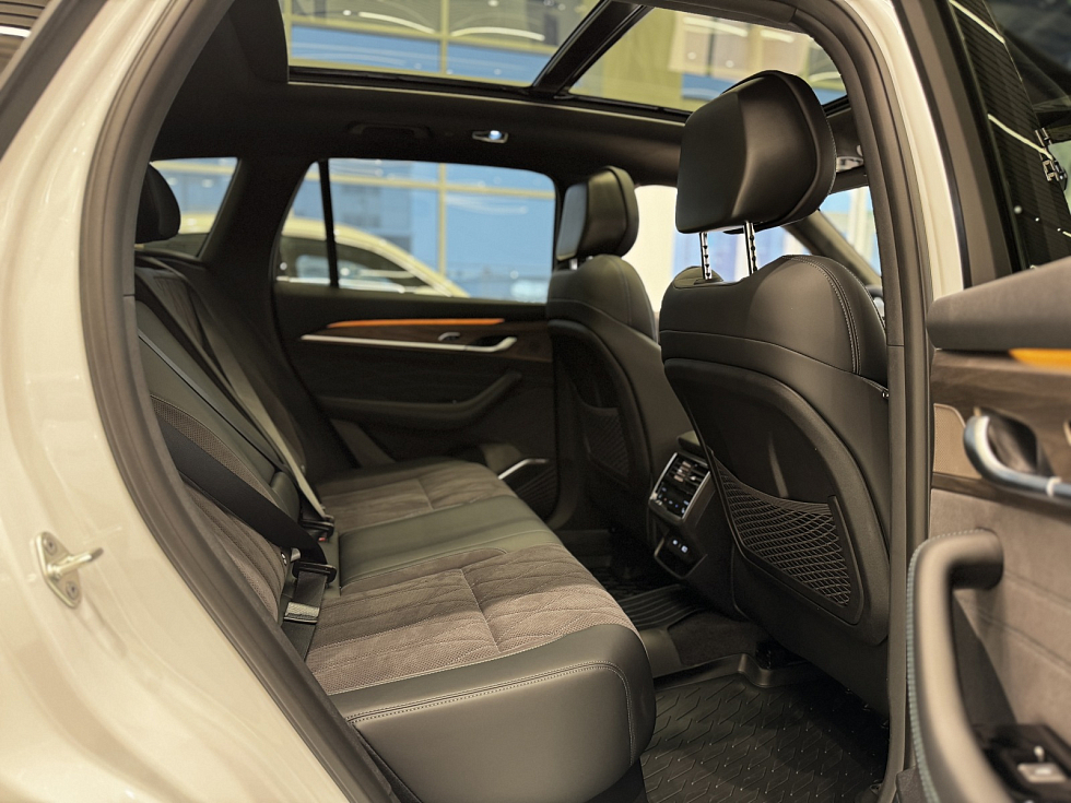 Geely Monjaro Флагман, белый