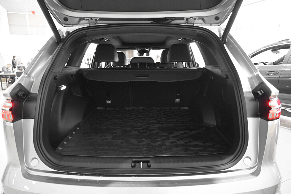 Geely Monjaro Flagship SE, серебряный