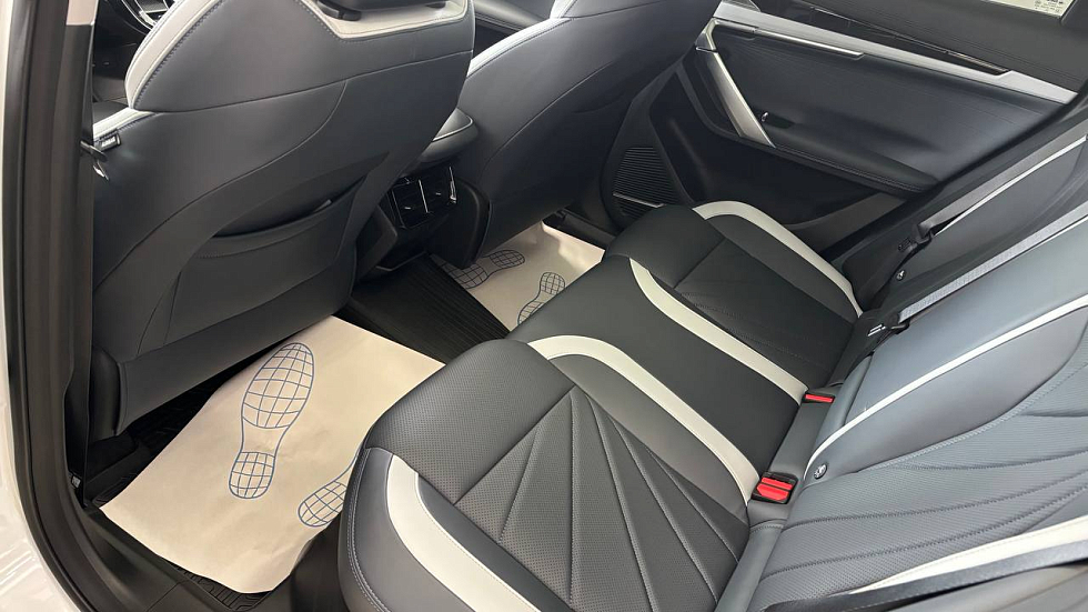 Geely Atlas Флагман, белый