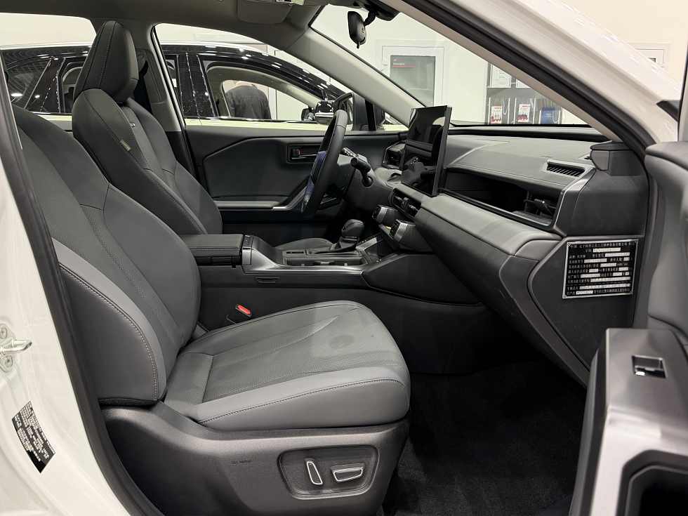 Toyota RAV4 Luxury, белый