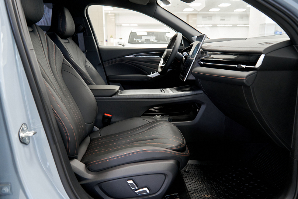 Geely Preface Flagship, серебряный