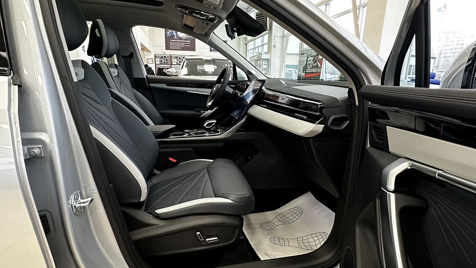 Geely Atlas Флагман, серебряный
