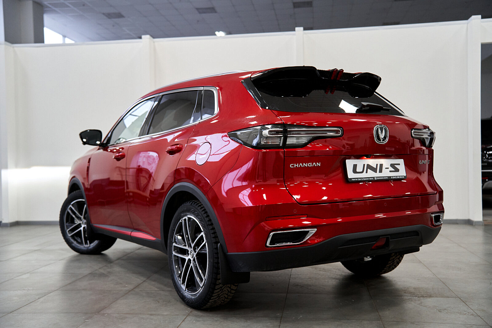 Changan UNI-S Luxe, красный