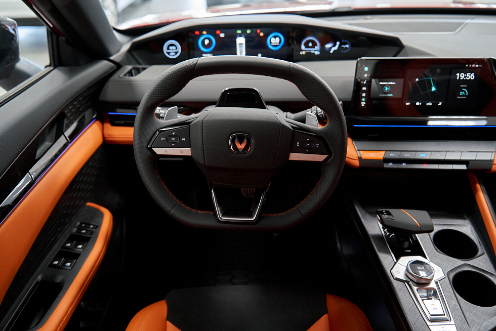 Changan UNI-V Tech, красный