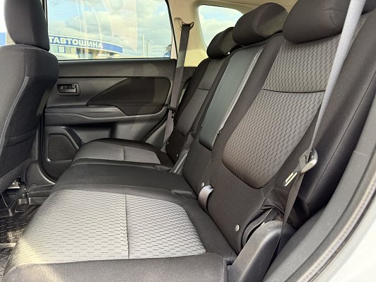 Mitsubishi Outlander Intense, 2014 года, пробег 117700 км