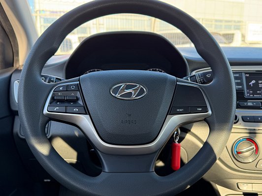 Hyundai Solaris Специальная Серия "10 лет" + Comfort, 2021 года, пробег 13000 км