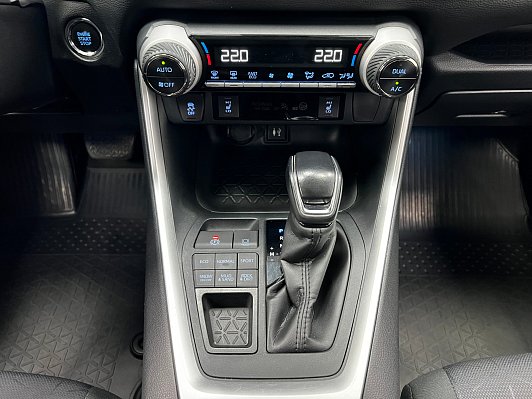 Toyota RAV4 Престиж, 2020 года, пробег 67330 км