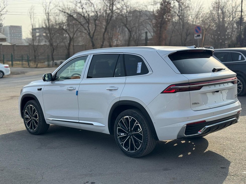 Geely Monjaro Люкс, белый