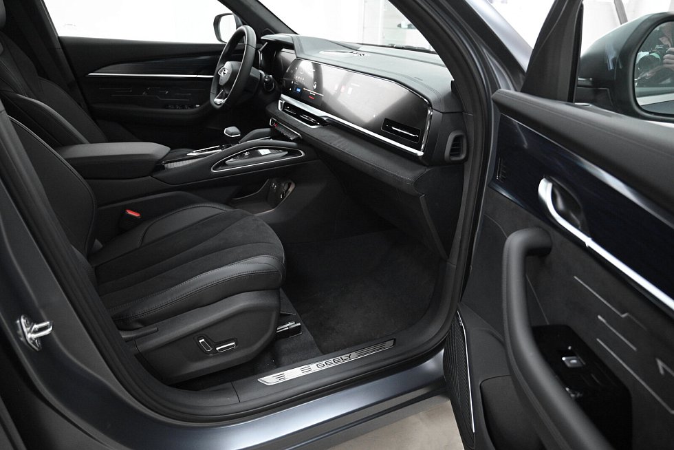 Geely Monjaro Флагман, серый