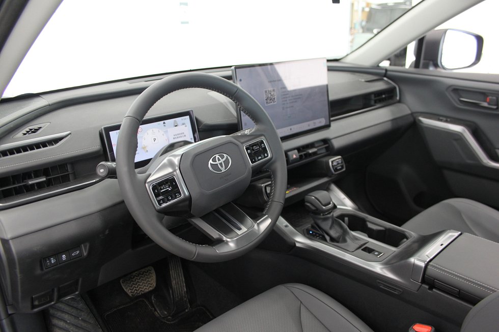 Toyota RAV4 Luxury, черный
