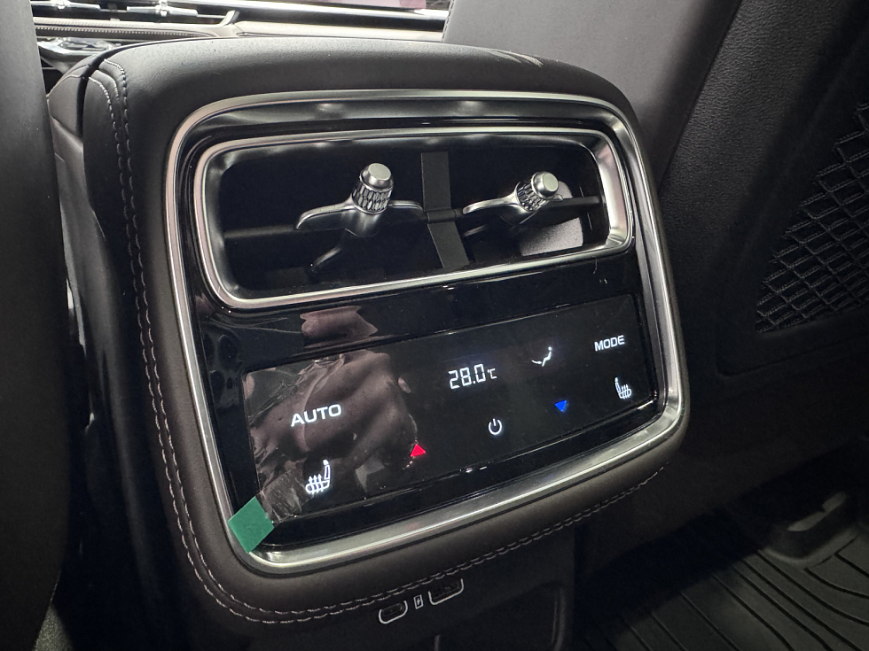 Geely Monjaro Flagship, серебряный