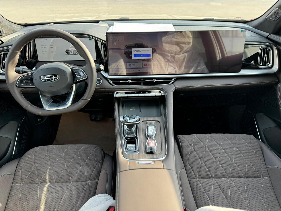 Geely Monjaro Люкс, зеленый
