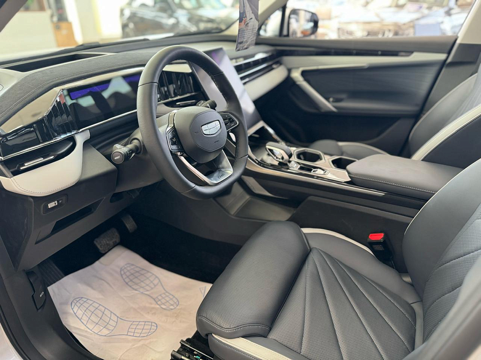 Geely Atlas Флагман, серебряный