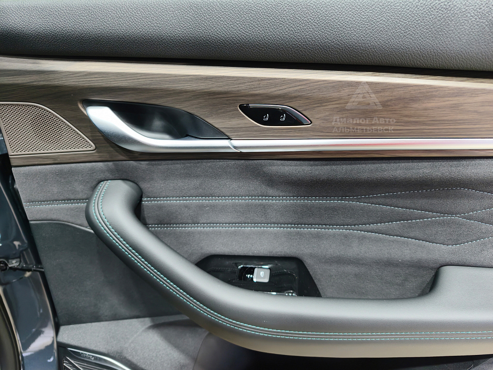 Geely Monjaro Flagship SE, серый