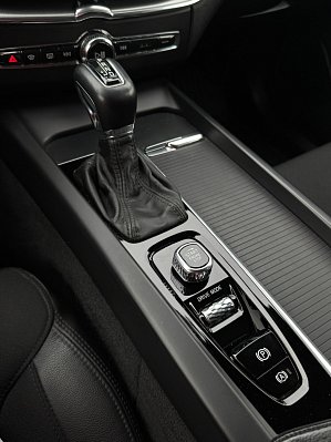Volvo XC60 R-Design, 2018 года, пробег 85238 км