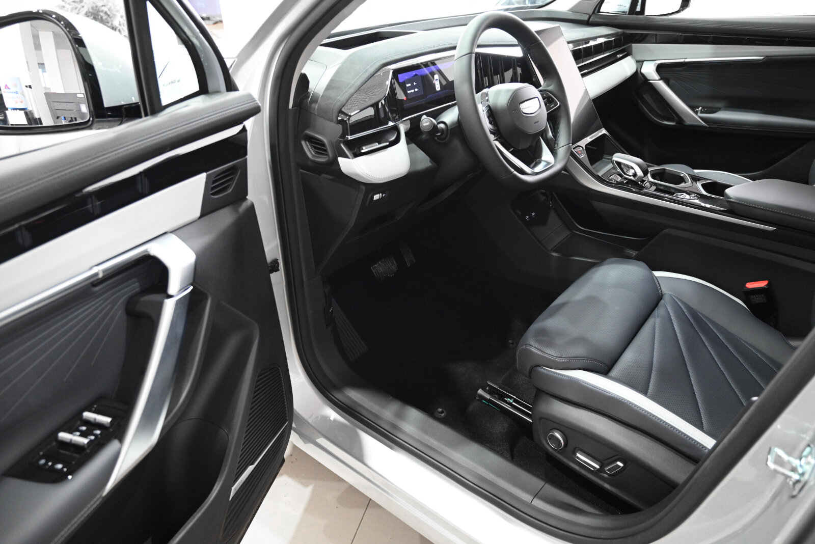 Geely Atlas Люкс, серебряный