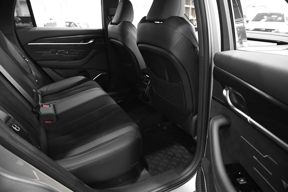 Geely Monjaro Flagship SE, серебряный