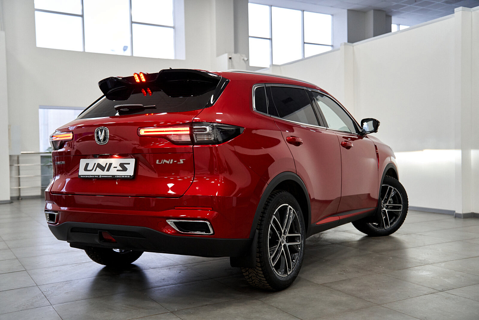 Changan UNI-S Luxe, красный