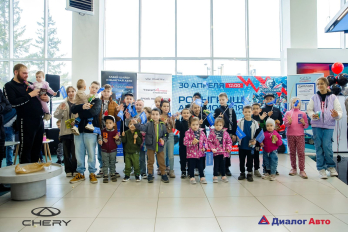 Счастливый Алексеев Артем становится победителем розыгрыша автомобиля от клуба «Нефтехимик»